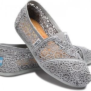 Toms crochet classic in silver size 7
